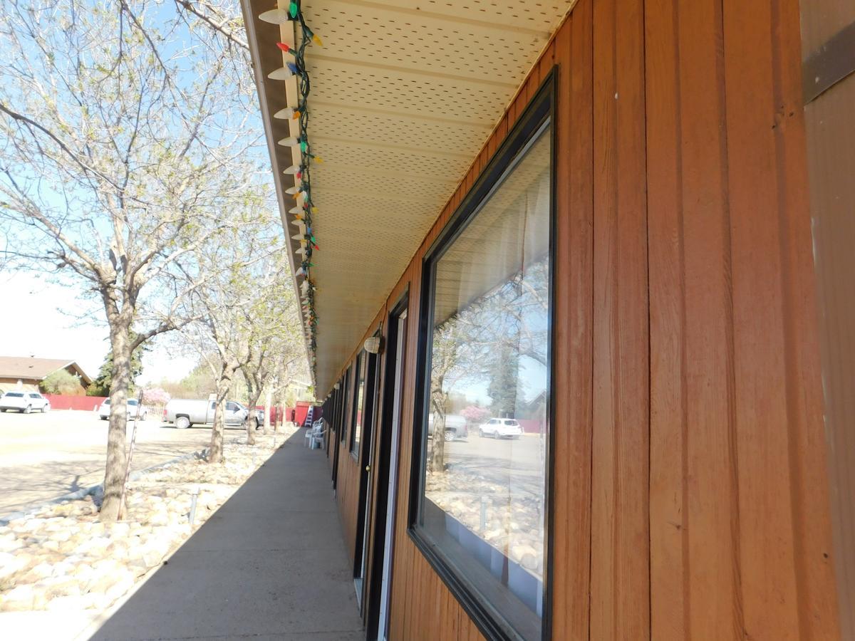 Cedar Villa Motel Foremost Exterior foto